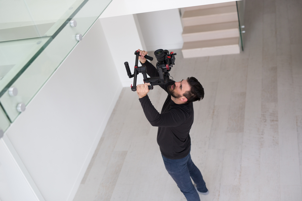 Video-Production: Experienced Videographers work with gimball slr. Complex Shot. 